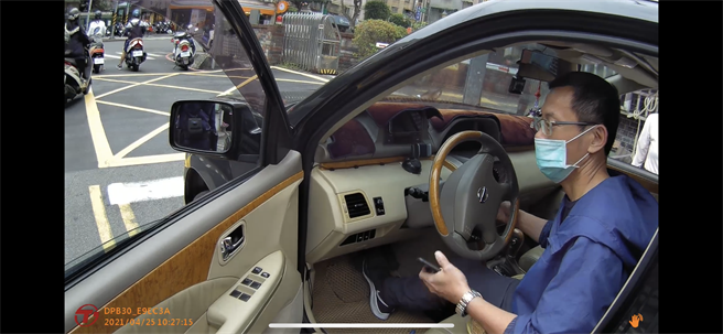 新北市永和警分局秀朗派出所员警协助排除抛锚车辆。（永和警分局提供）