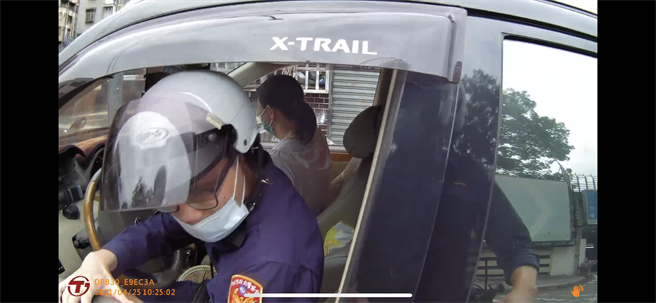 新北市永和警分局秀朗派出所员警协助排除抛锚车辆。（永和警分局提供）