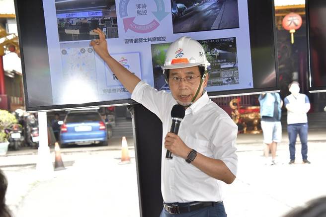 高雄巿副巿长林钦荣30日视察左营新上街路平成果。（工务局提供／曹明正高雄传真）