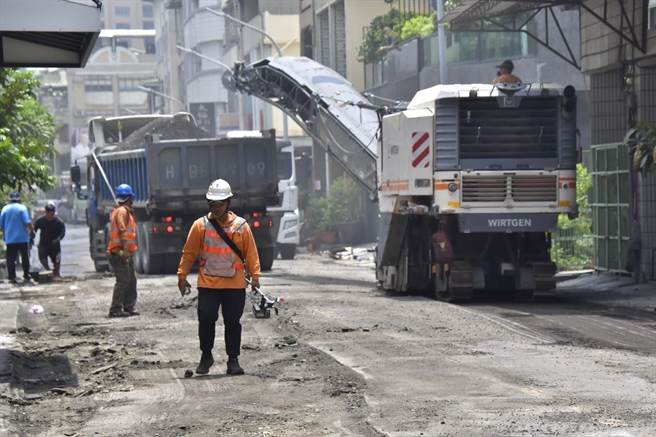 高雄巿左营区新上街路平成果。（工务局提供／曹明正高雄传真）
