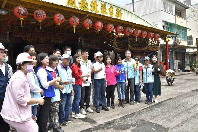 高雄巿副巿长林钦荣30日视察左营新上街路平成果。（工务局提供／曹明正高雄传真）