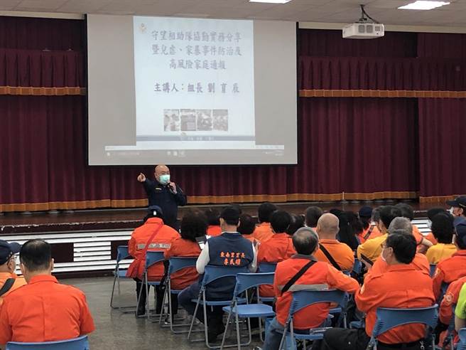 新北市中和警分局暨中和区公所，为强化中和区各守望相助组织之勤务运作及功效，28日上午办理「110年度守望相助队任务训练讲习」。（中和警分局提供）