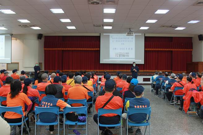 新北市中和警分局暨中和区公所，为强化中和区各守望相助组织之勤务运作及功效，28日上午办理「110年度守望相助队任务训练讲习」。（中和警分局提供）