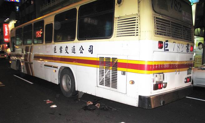 2011年，一名男子穿越清水區中山路時，不慎遭正在迴車的巨業公車撞倒輾過。（圖／中時資料照）