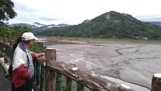 远眺姜母岛，只见水库几乎探底，满满烂泥无法以舢舨通行。（邱立雅摄）