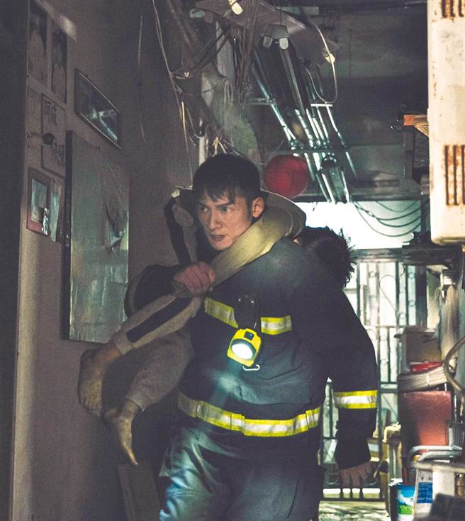 溫昇豪在《火神的眼淚》在火場中出生入死。公視提供
