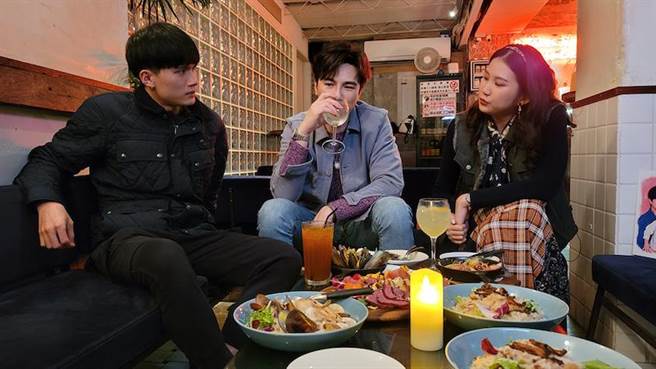 谢佳见（中）重回拍摄场景。（哈哈台提供）