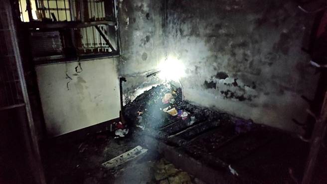 高雄凤山1栋5层楼公寓的2楼住家，30日晚疑因电线走火引发火灾，其中屋内70岁郑姓老母亲伤势严重，全身有90％大面积2度烧烫伤，被救出送医时意识模糊，目前在医院救治，而47岁儿子则手掌有3％的1度烫伤，也送医治疗，详细起火原因待进一步鑑识调查。(翻摄照片／刘宥廷高雄传真)