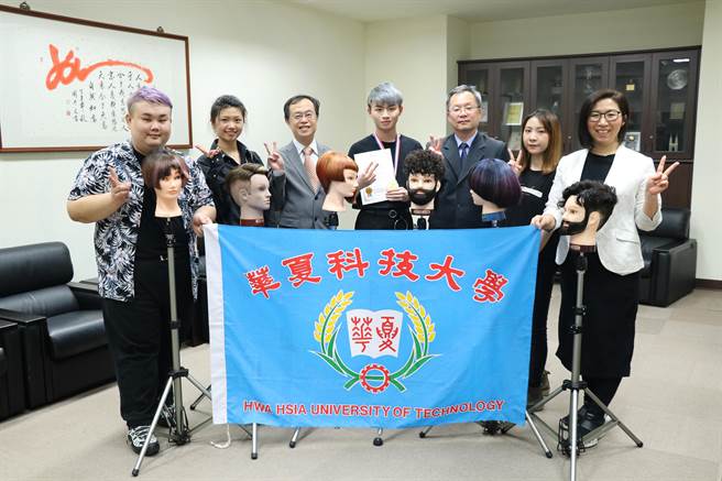 第51届全国技能竞赛北区分区赛于4月24日公布成绩，华夏科技大学化妆品应用系选手郭轩恺获得青年美髮组第一名，蔡念彤、赖玟绮两位同学亦获得佳作成绩。（华夏科技大学提供）