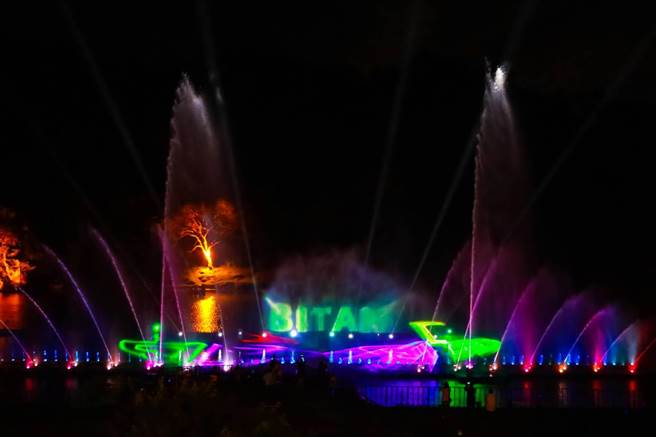 2021碧潭水舞即将上演压轴戏码！自5月3日至5月22日间2首全新曲目「炫彩几何」与「碧潭风光」将带领游客进入虚实交错的奇幻世界。（新北市观光旅游局提供）