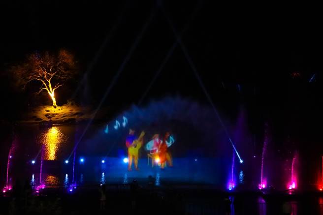 2021碧潭水舞即将上演压轴戏码！自5月3日至5月22日间2首全新曲目「炫彩几何」与「碧潭风光」将带领游客进入虚实交错的奇幻世界。（新北市观光旅游局提供）