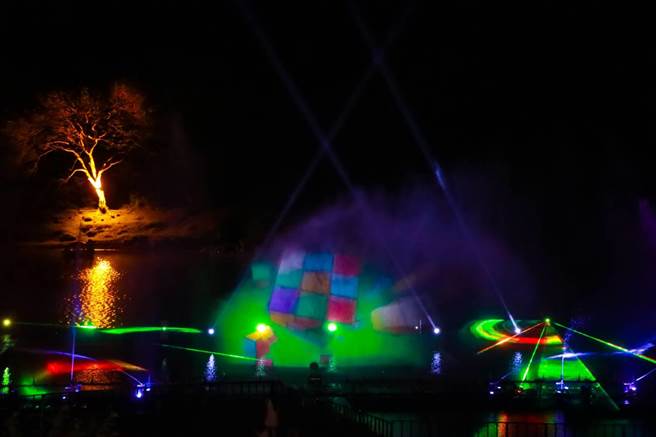 2021碧潭水舞即将上演压轴戏码！自5月3日至5月22日间2首全新曲目「炫彩几何」与「碧潭风光」将带领游客进入虚实交错的奇幻世界。（新北市观光旅游局提供）