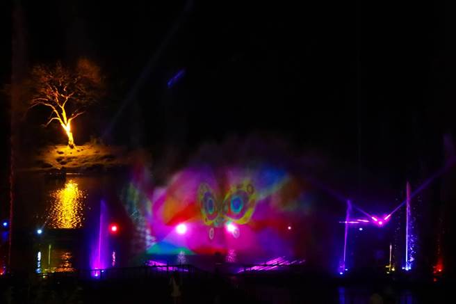 2021碧潭水舞即将上演压轴戏码！自5月3日至5月22日间2首全新曲目「炫彩几何」与「碧潭风光」将带领游客进入虚实交错的奇幻世界。（新北市观光旅游局提供）