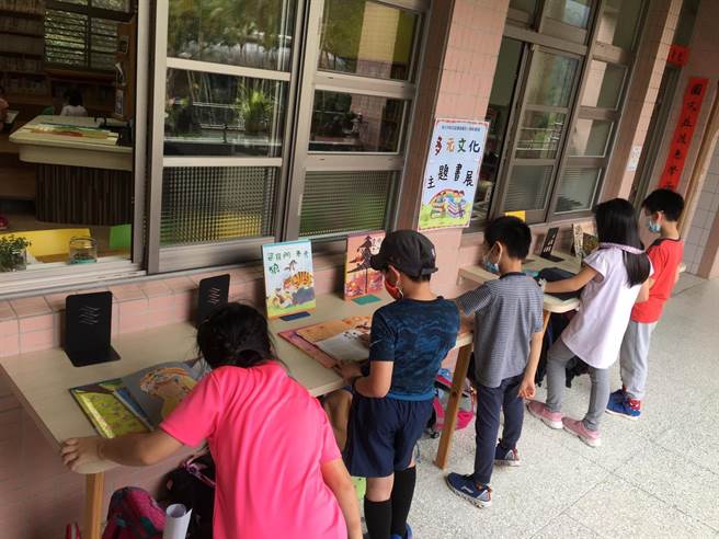 配合新北校园多元文化周特色活动，新北市新店区双峰国小从19日开始举办了一系列的多元文化特色活动。（教育局提供）