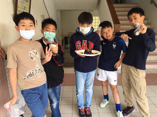 配合新北校园多元文化周特色活动，新北市新店区双峰国小从19日开始举办了一系列的多元文化特色活动。（教育局提供）