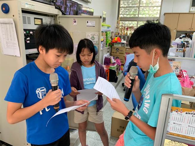 配合新北校园多元文化周特色活动，新北市新店区双峰国小从19日开始举办了一系列的多元文化特色活动。（教育局提供）