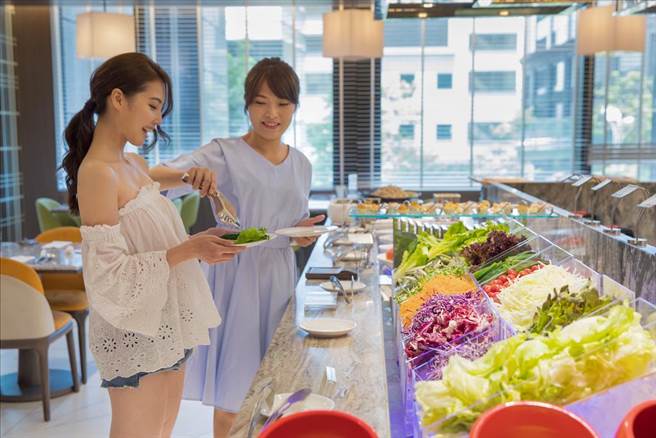 新北市政府特别与观光工厂、招商案饭店业者、糕饼业者及商圈业者共60家携手合作，推出眾多优惠。（经发局提供）