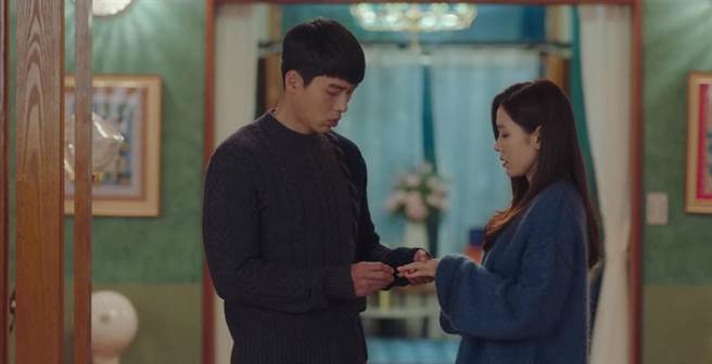 北韩民眾疯看韩剧，迫使该国政府严令禁止。图为描述跨两韩爱情故事、据称在北韩也广受欢迎的「爱的迫降」剧照。（图／Netflix提供）