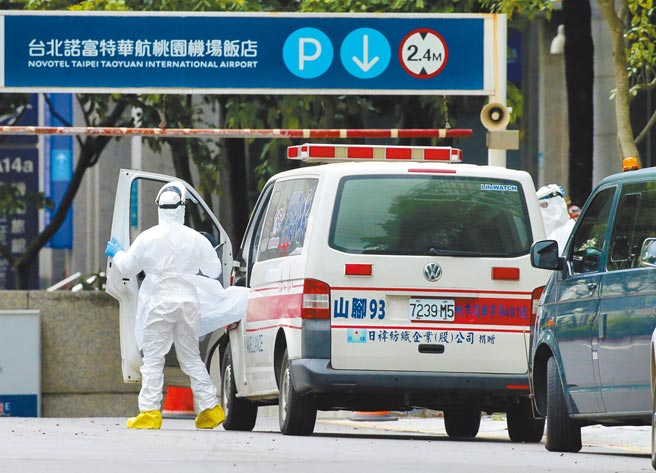 諾富特華航桃園機場飯店29日清空，共撤離412人至集中檢疫所，另有3名員工發燒，由救護車載送就醫。（陳麒全攝）