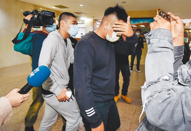 檢察官29日依妨害公務罪被告身分，傳喚鬧事的10名黑衣人釐清案情。（郭吉銓攝）