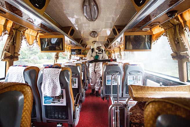 因應近期零星出現國內確診個案，為落實防疫及避免疫情擴散，中央流行疫情指揮中心29日將相關人員送往各檢疫所，陸軍33化學兵群在接獲命令後，派遣官兵前往各檢疫所進行接駁車輛及人員動線消毒作業，用最審慎的態度確保國人健康。（軍聞社）