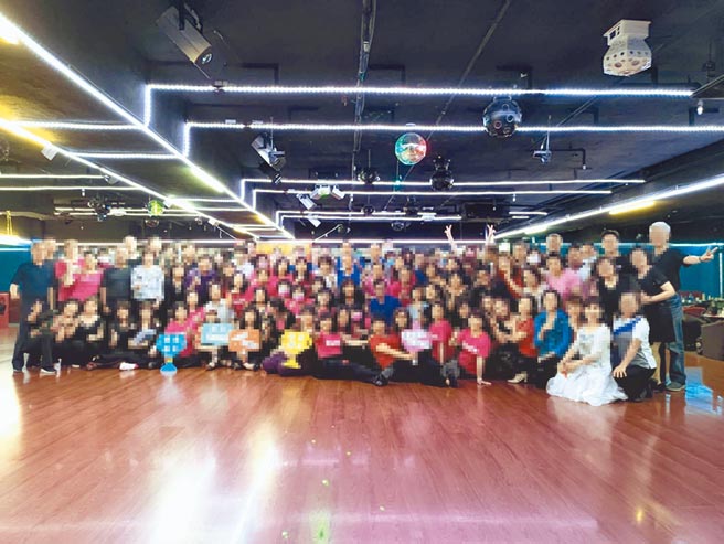 案1112老翁曾至桃園市中壢區舞場跳舞，民眾眼尖發現打卡地標的合照竟有近百人未戴合照，擔憂疫情是否會擴散。（民眾提供／姜霏桃園傳真）