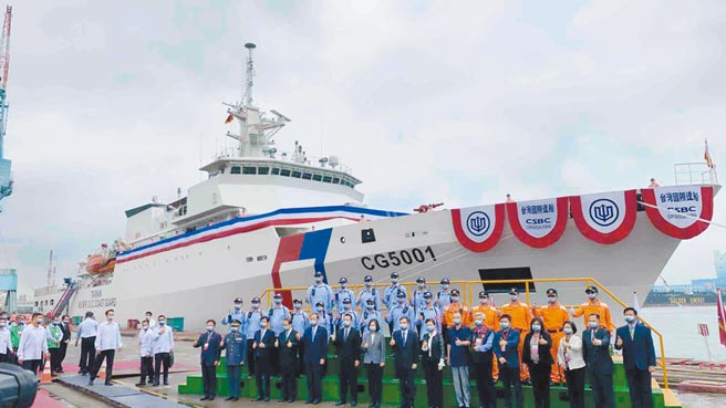 海巡署首艘4000吨级巡防舰「嘉义舰」29日在台船举行交船典礼，满载排水量可达5044吨，续航力可到1万浬。（柯宗纬摄）