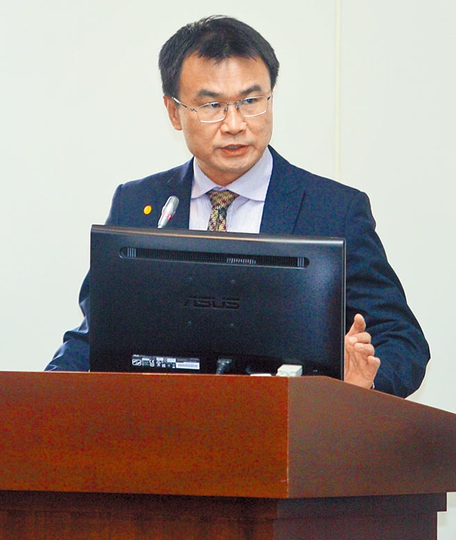 4月22日「世界地球日」珍爱藻礁公投领衔人潘忠政到总统府亲自邀请蔡英文总统29日蒞临大潭藻礁，至今仍然「已读不回」；农委会主委陈吉仲29日表示，蔡总统非常关心，但行程上无法配合，会再找时间前往。（张铠乙摄）