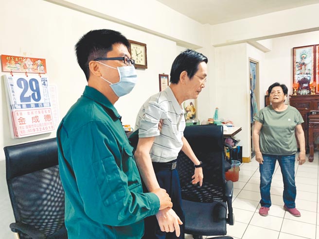 宜兰邮局邮务士洪煌毅（左）日前投递邮件时热心救人，他29日前往探视民眾身体恢復状况。（宜兰邮局提供／胡健森宜兰传真）