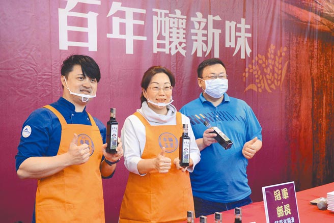 花莲玉溪地区农会29日发表芋香米酱油，花莲县长徐榛蔚（中）与主厨叶志龙（左）示范用芋香米酱油烹调特色料理。（王志伟摄）