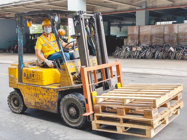 台北市环保局29日表扬199位模范职工，感谢第一线清洁人员长年对市容环境用心付出。图为模范职工吴昆磷。（台北市环保局提供／黄婉婷台北传真）