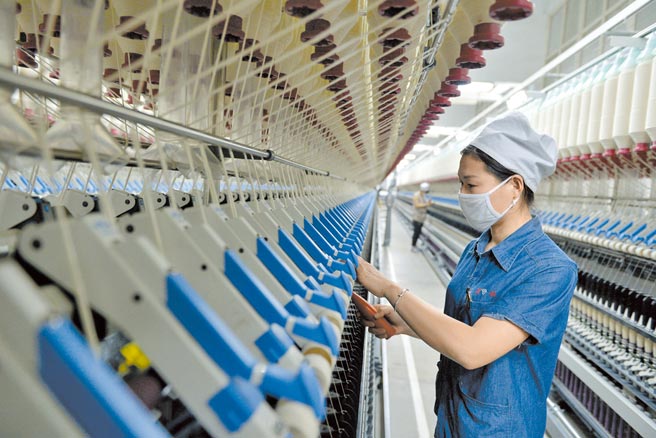 大陆积极推动带薪休假制度，但执行的企业中，还是有劳工因工作量不敢请特休假。（新华社）