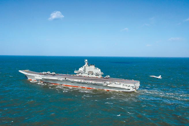 針對中共遼寧艦航母編隊未來是否常態化在台灣周邊海域訓練，中國國防部發言人吳謙昨表示，「航母不是宅男，遠航必是常態。」（中新社）
