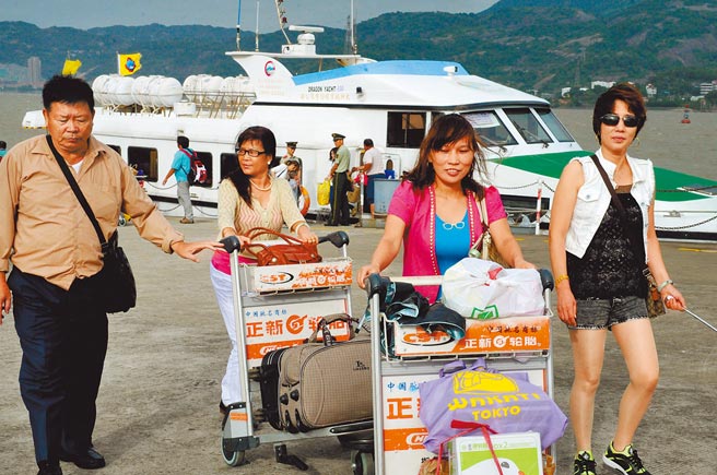 针对小三通的復航议题，陆委会副主委邱垂正29日表示，相关机关正积极评估、研议中。图为「小三通」15周年，旅客抵达福州港马尾客运站。（中新社）