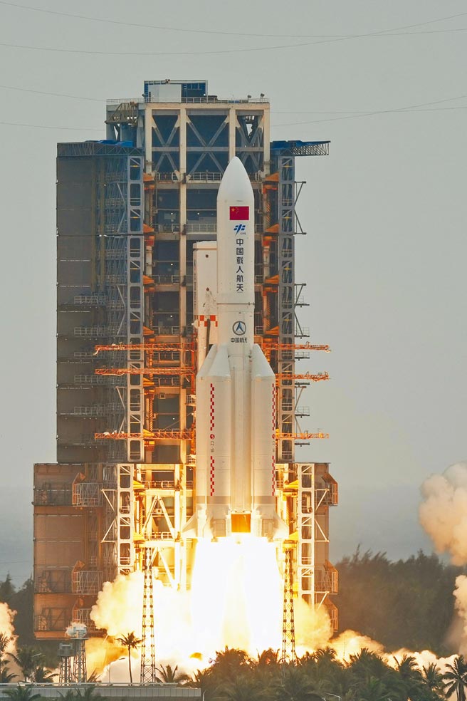 4月29日11时23分，大陆太空站「天和」核心舱在大陆文昌航天发射场发射升空，进入预定轨道。 （新华社）