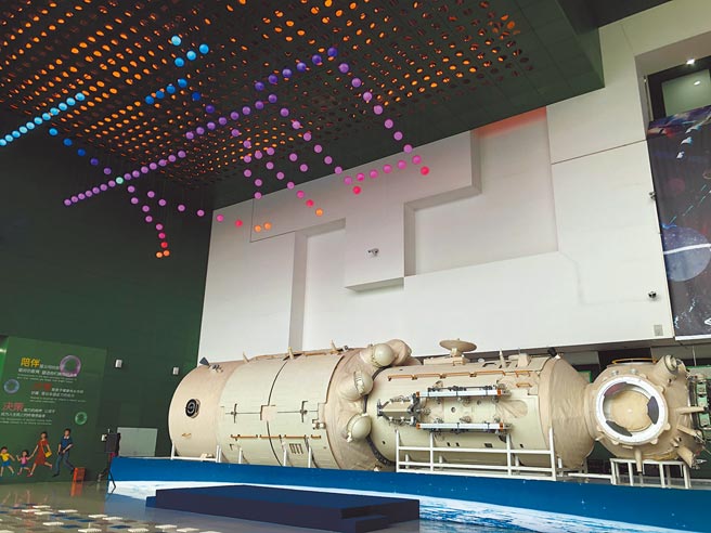 中国载人航天工程办公室透露，在完成「天宫」太空站在轨建造后，大陆还将发射「巡天」太空望远镜，与「天宫」太空站共轨飞行。图为天和核心舱的复制品日前在北京中国科技馆亮相展出。（中新社）