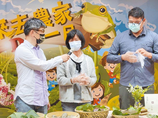 新北市力推农业生态小旅行，农业局长李玟29日出席「来去农家DO一日」记者会，介绍网站内容。（许哲瑗摄）