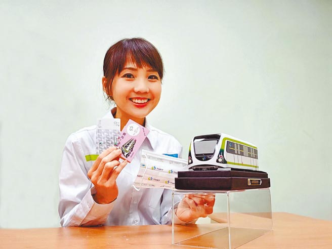 台中捷運推出「向偉大勞工致敬」系列活動，勞工節假期間5人同行即可獲得1張免費乘車券。（中捷公司提供／林欣儀台中傳真）