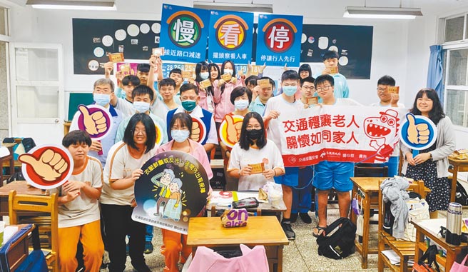 南投国中王文晖（二排左二）义助老人，县府快闪送全班汉堡餐，同时进行道安教育。（廖志晃摄）