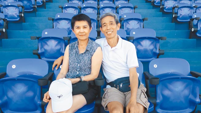 66歲張仁錄（右）與妻子都是金融從業人員，退休8年來跑遍全球各大馬拉松活動，樂在其中。（謝瓊雲攝）