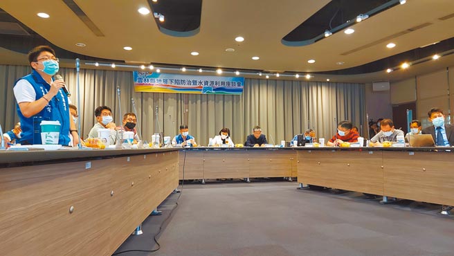 云林县长张丽善（后左二）邀前内政部长李鸿源（后右二）等学者专家为云林地层下陷问题把脉。（张朝欣摄）