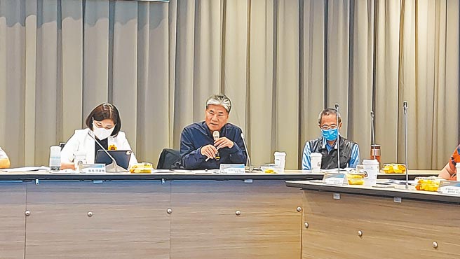 「雲林縣地層下陷防治暨水資源利用座談會議」，由前內政部長李鴻源（右）等學者專家把脈。（張朝欣攝）