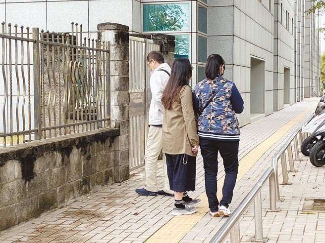 台南市永康維冠大樓倒塌，造成115人死亡，但受災戶提出3件國賠案，均敗訴。受災戶昨天聽完判決結果難掩失落。（曹婷婷攝）