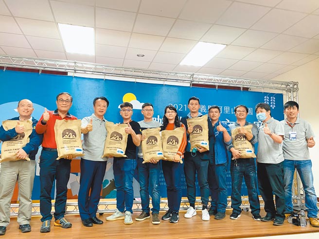 嘉义县长翁章梁（左三）、阿管处处长洪维新（左二）及嘉县咖啡产业发展协会理事长方政伦（右一）与标下各组特等奖的业者与咖啡农合影。（张亦惠摄）