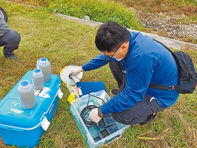 台东县环保局因应新制及旅游旺季即将到来，将加强稽查放流水採样。（台东县环保局提供／蔡旻妤台东传真）
