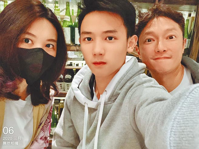 谢祖武（右）开心儿子考上戏剧系。（摘自脸书）