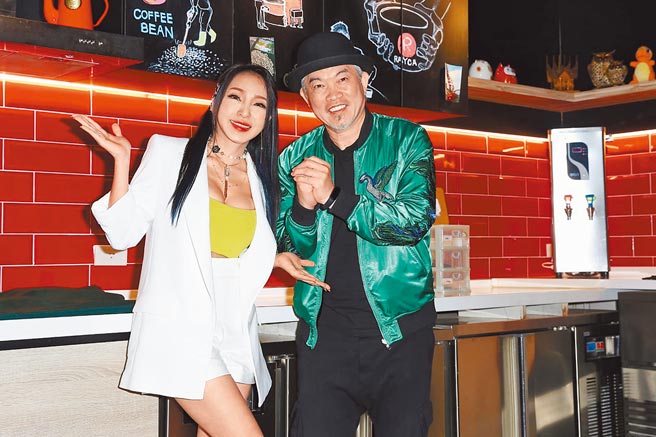 妞妞（左）昨举办发片记者会，康康到场力挺。（经纪人提供）