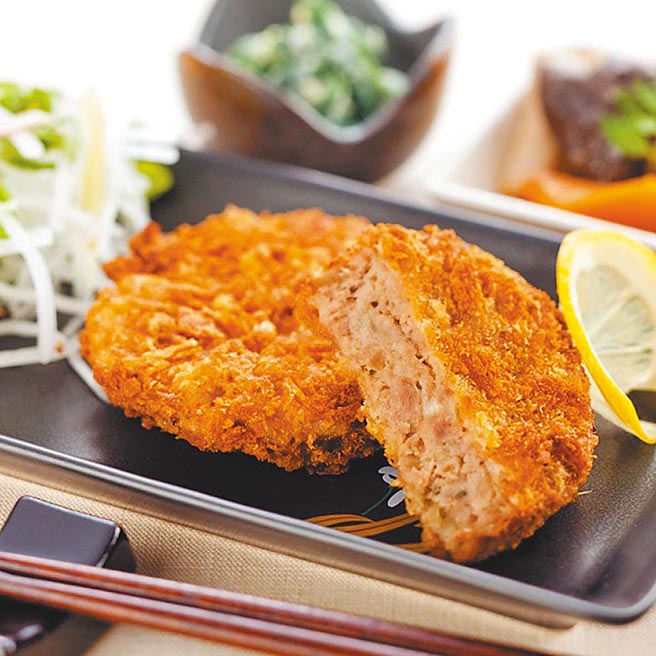 新光三越台北信義新天地A11春祭日本展初登場，「淺草牛肉餅」炸肉餅，每份80元。（新光三越提供）