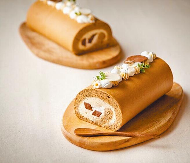 台北福华大饭店点心坊的红玉白巧克力生乳卷。（台北福华大饭店提供）