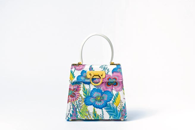 Creations经典復刻系列也推出白色印花提包，吸睛度高，6万2900元。（Salvatore Ferragamo提供）